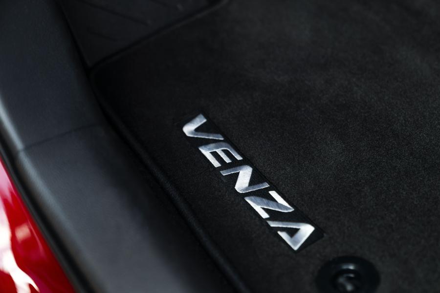 Детали интерьера Toyota Venza Hybrid LE 2020 года  (фото 12 из 40)